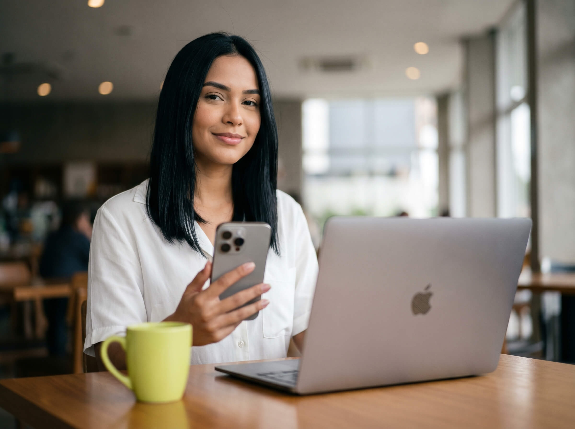 Profissional atendendo clientes pelo WhatsApp e pelo site