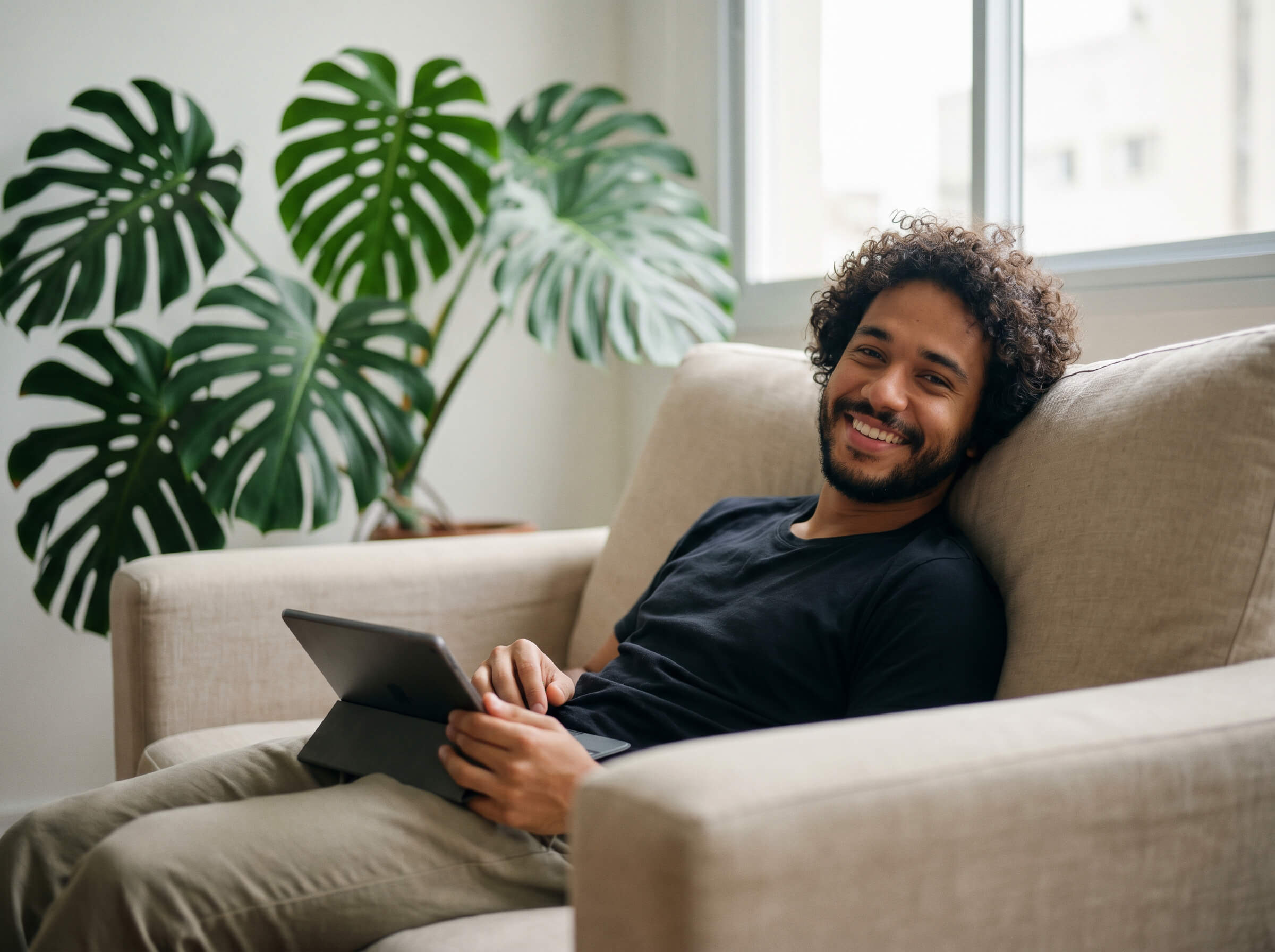 Cliente satisfeito recebendo atendimento qualificado