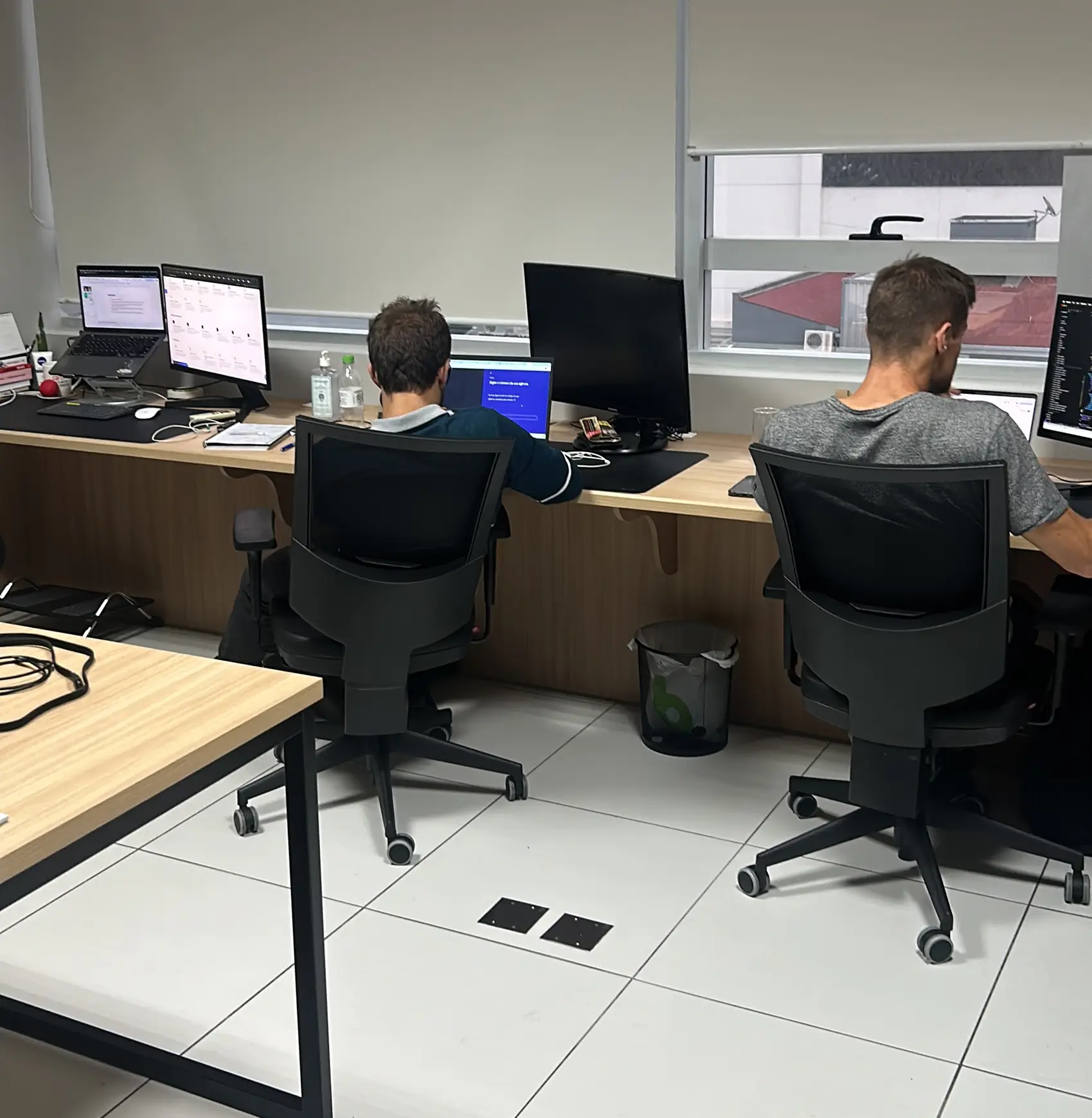 Desenvolvedores da Flap Studio trabalhando em integrações e agentes de IA